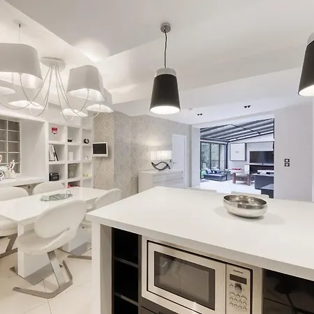 Garden Flat In 16 *