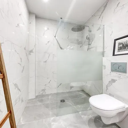 Garden Flat In 16