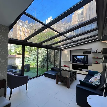 Garden Flat In 16